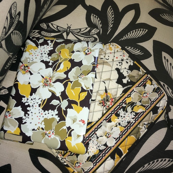 Vera Bradley iPad case with matching iPad bag - Picture 1 of 3